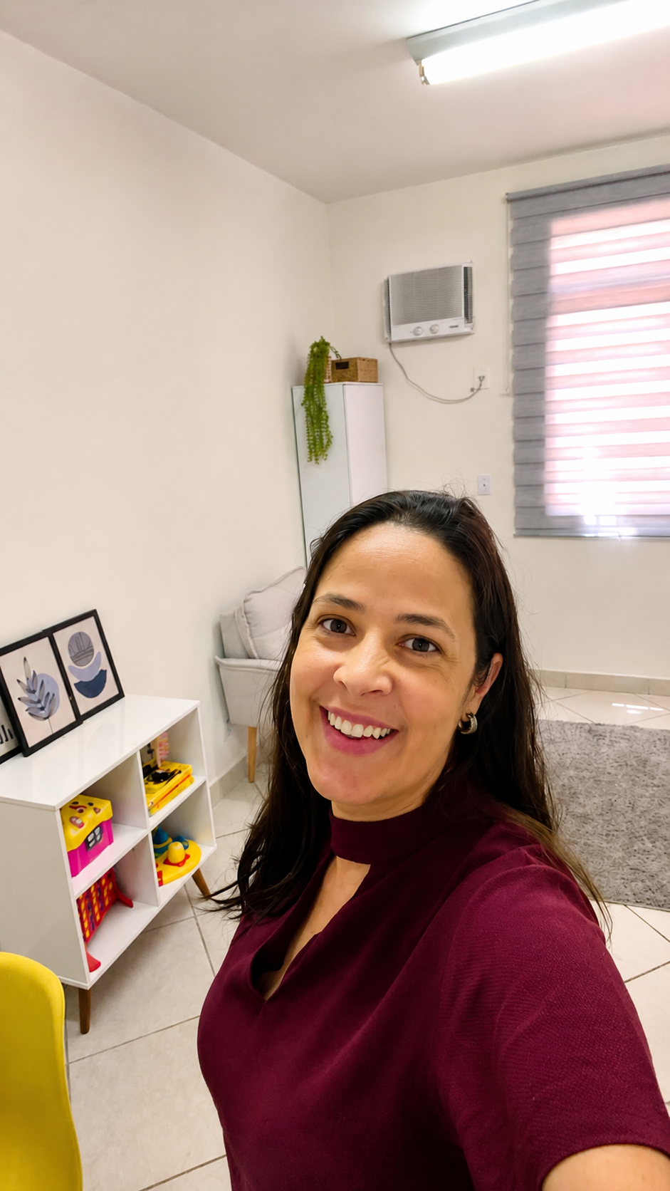 Rachel Chaves sorrindo em seu consultório